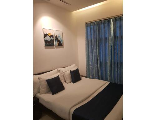 钱德加尔Hotel White Tree, Chandigarh的一间卧室设有一张床和一个窗口