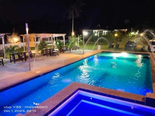 锡基霍尔Casa James Apartment, Rooms , Pool and Restaurant的夜间在院子里的游泳池