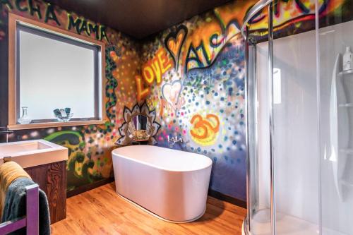LuggateThe Artist's House Wanaka的带淋浴、盥洗盆和浴缸的浴室
