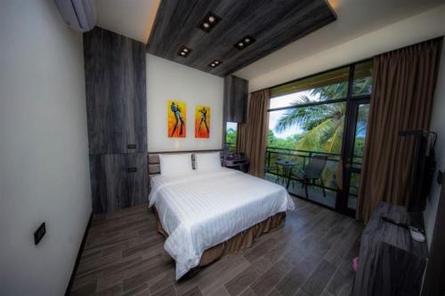 小琉球岛源和居旅宿的一间卧室设有一张床和一个大窗户