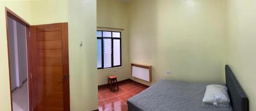 伊基托斯Casa Bolognesi的一间卧室设有床、窗户和门