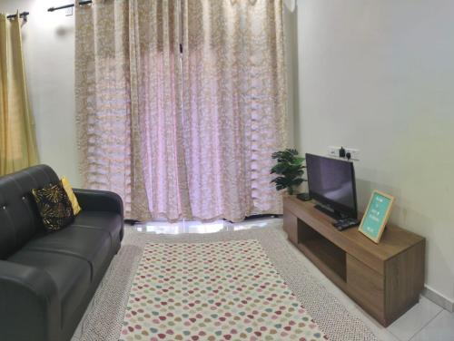 Kepala BatasHomestay HABI Residence的带沙发和电视的客厅