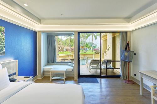 卡塔海滩Beyond Kata的酒店客房设有一张床和一个阳台。