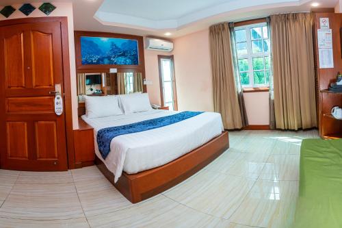 马累ZAN Lodge的酒店客房,配有床和电视