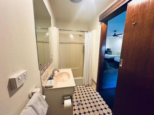 长滩港Beachport Motor Inn的一间带水槽和镜子的浴室