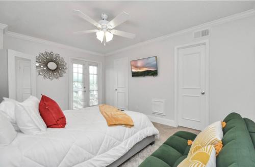 休斯顿2BR Central Montrose Townhome的白色卧室配有床和吊扇