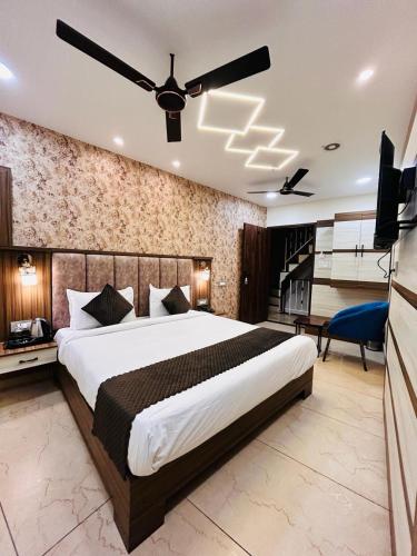 阿姆利则Monga Dream Residency - 5 MINUTES WALK FROM GOLDEN TEMPLE的一间卧室配有一张大床和吊扇