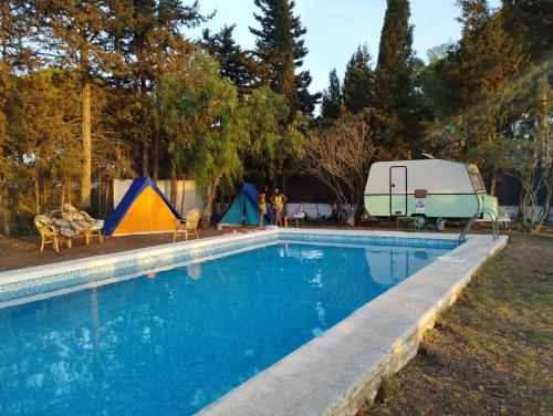 奇克拉纳－德拉弗龙特拉Casa del Buho的一个带拱形帐篷的游泳池