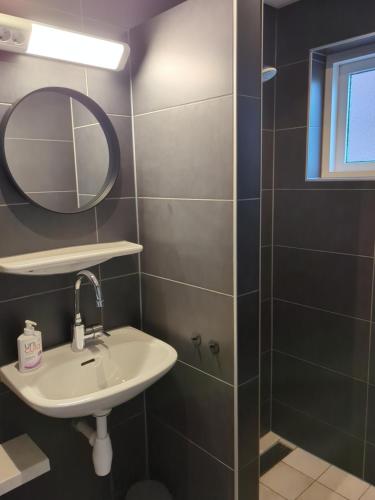 奥德多普奥德尔普酒店的一间带水槽和镜子的浴室