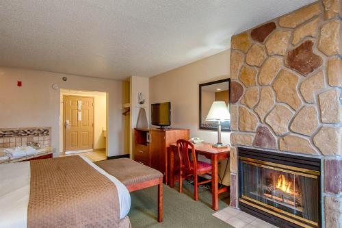鸽子谷Park Tower Inn的酒店客房在卧室设有壁炉