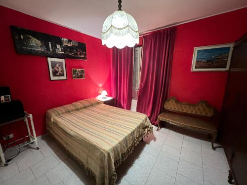 日帕特尼纳Villa Angelina holidays的一间卧室设有一张床和红色的墙壁