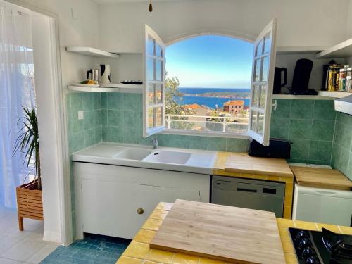 卡尔热斯Villa Montalbo vue mer de 2 à 10 personnes的厨房设有水槽和窗户。