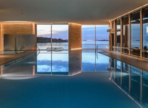 汉科Regatta Seaside Suite in Hanko的享有水景的游泳池
