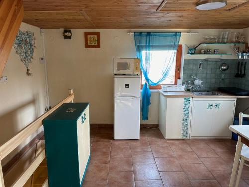 利贝雷茨Chata se zahradou v Liberci的一间带冰箱和炉灶的小厨房