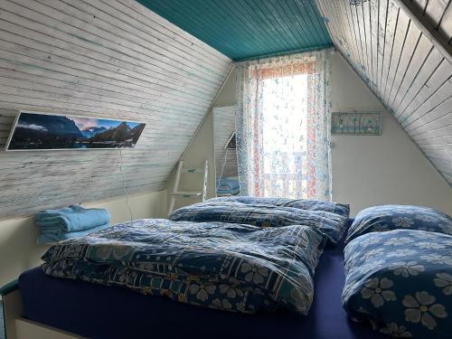 利贝雷茨Chata se zahradou v Liberci的一间卧室设有两张床和窗户。