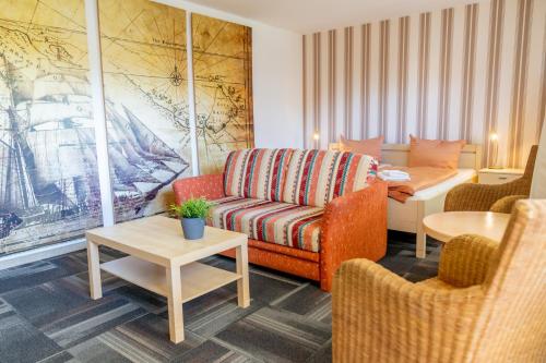 霍鲁梅尔希尔Hotel dat Norden的客厅配有沙发和桌子