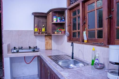 高尔DiNi Galle的厨房配有水槽和台面
