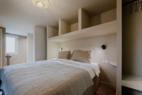 蒂尔堡Havenhuis studio 1的一间卧室,卧室内配有一张大床