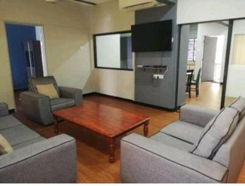 波德申PD Corus myHoliday Homes & Apartments的客厅配有两张沙发、一张桌子和一台电视机