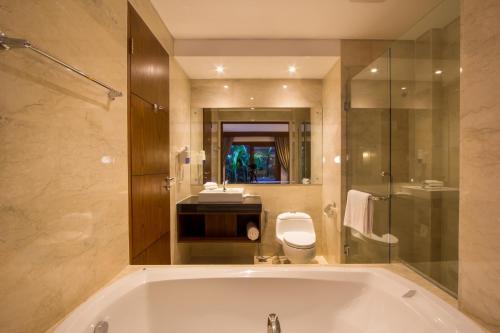 巴厘岛M套房酒店的一间浴室