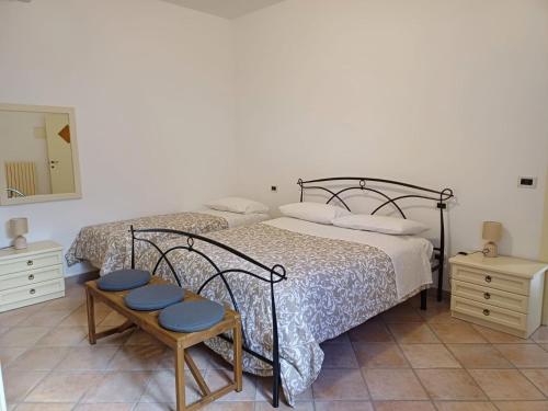 阿布鲁齐的罗塞托A 2 passi dal blu的一间卧室配有两张床、两张桌子和镜子