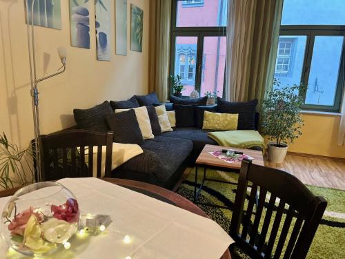 爱尔福特Ferienwohnung in der Altstadt von Erfurt的客厅配有沙发和桌子