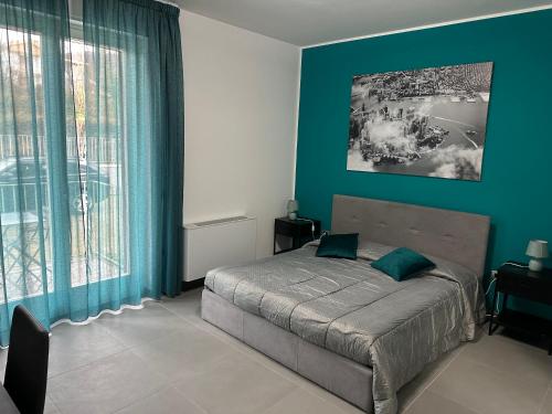菲夏诺Lotelito Apartment的一间卧室设有一张床和绿色的墙壁