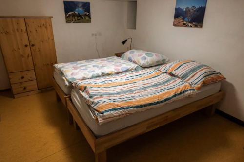 拉滕堡Ferienwohnung Martin的卧室内的一张小床,