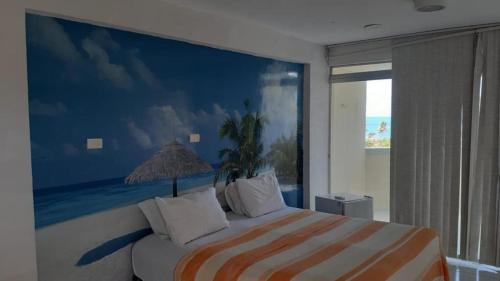 康德MB Pousada SOL的一间卧室设有一张蓝色墙壁的大床