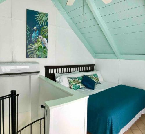 弗利盖特湾12 Sealofts On The Beach - Frigate Bay的一张小床,位于一间蓝色毯子的房间