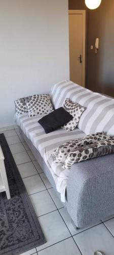 FonsorbesSpacieux appartement résidence calme的一张大床,里面配有枕头