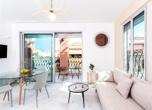 特拉维夫Jaffa Port TLV Hotel Apartments יפו תל אביב的带沙发和玻璃桌的客厅