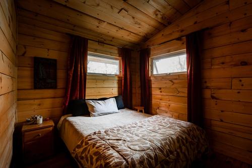 BrysonRafting Momentum的小木屋内一间卧室,配有一张床