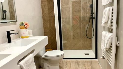 拉伊鲁埃拉芬卡梅赛德斯酒店的带淋浴、卫生间和盥洗盆的浴室