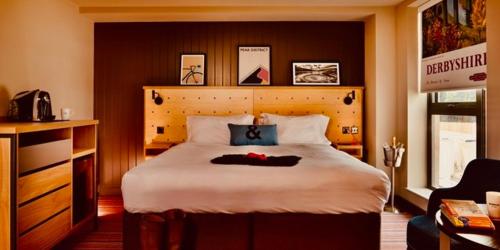 卡斯尔顿Bike & Boot Inns Peak District - Leisure Hotels for Now的卧室配有一张白色大床