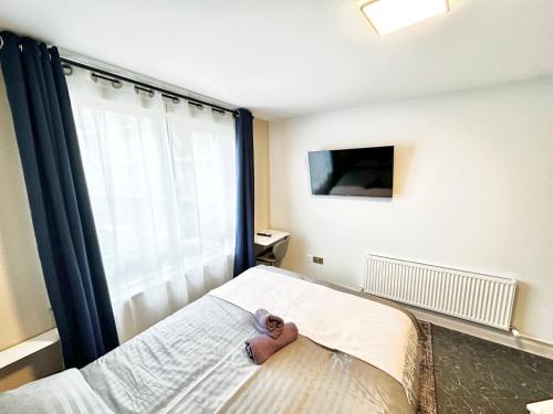 都柏林Modern 2Bedroom Oasis near Dublin city centre & Airport的卧室床上的泰迪熊