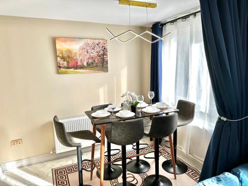 都柏林Modern 2Bedroom Oasis near Dublin city centre & Airport的一间带桌椅的用餐室