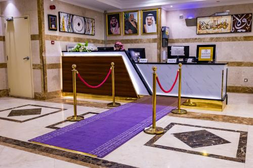 麦地那فندق وقف عثمان بن عفان的更衣室,铺有紫色地毯,设有坡道
