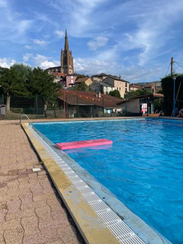 Belmont-sur-RanceCAMPING VERT LAVANDE的一个空的游泳池,后面有一座教堂