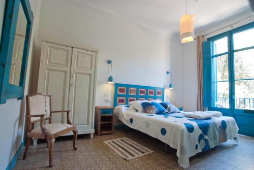 桑特费柳德吉克索尔斯Hotel Hostal Chic的一间卧室配有两张床和椅子