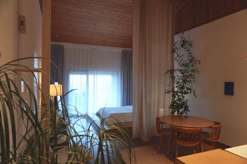 济州市At corner resort & garden的客房设有带桌子和床的卧室