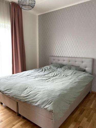 塔尔图Cozy one bedroom apartment的卧室内的一张白色床,设有窗户