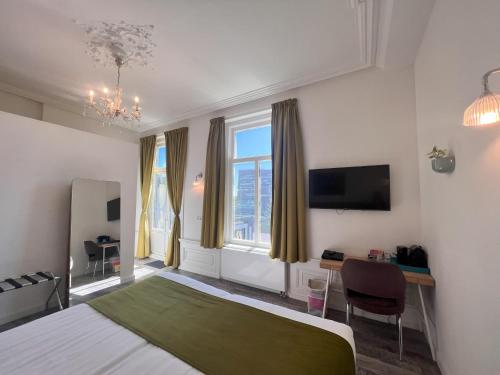 米德尔堡Hotel Loskade 45的一间卧室设有一张床、一台电视和窗户。