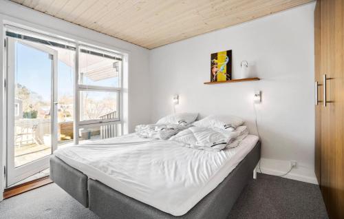 BrundbyAmazing Home In Sams With Wi-fi的一间卧室设有一张大床和一个大窗户