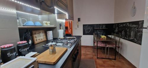 维泰博casa medioevo的厨房配有炉灶和台面