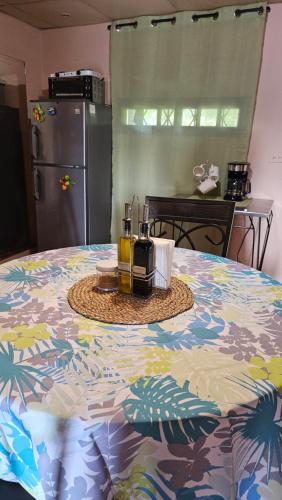 博尔坎Cozy Home的厨房配有带花纹桌布的桌子