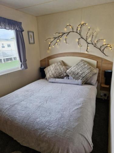 Lincolnshire35 Irby way的一间卧室配有一张大床和灯光