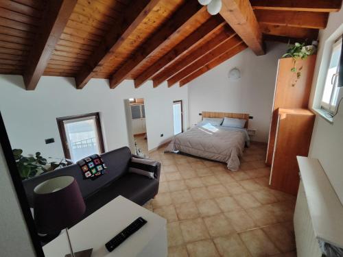 博尔戈马内罗Casa Ninetta的客厅配有沙发和1张床