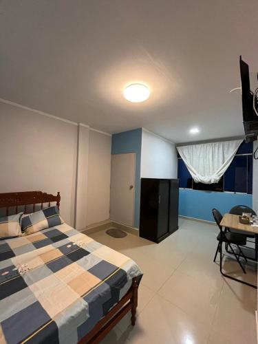 塔拉拉Condominio Confortable的一间卧室配有一张床和一张桌子