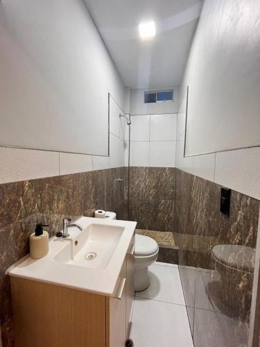 塔拉拉Condominio Confortable的一间带水槽和卫生间的浴室